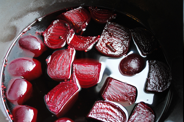 Зачем в кастрюлю, в которой варится свекла, добавляют корочку хлеба и сахар