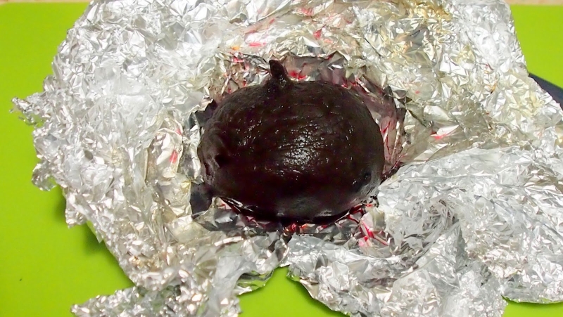 Зачем в кастрюлю, в которой варится свекла, добавляют корочку хлеба и сахар