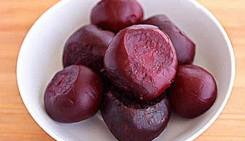 Зачем в кастрюлю, в которой варится свекла, добавляют корочку хлеба и сахар