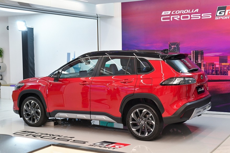 Обновлённый кроссовер Toyota Corolla Cross: стилистика престижных моделей и старая техника