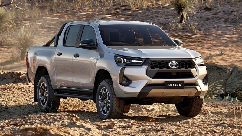 Подробности о рестайлинговом Toyota Hilux: огрубевший передок и гибридизация дизеля