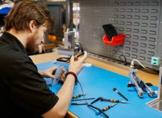 Услуги по ремонту iPhone: виды поломок и работа в сервисных центрах