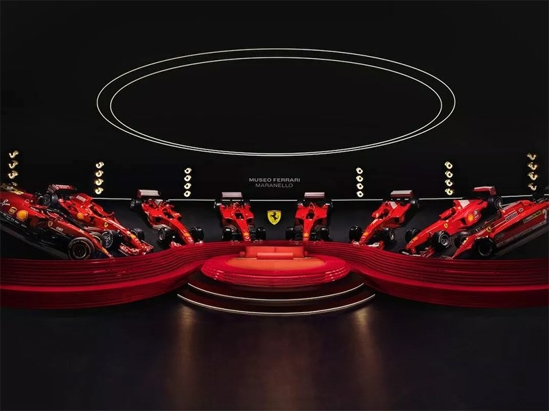 Ночь в музее по-итальянски: Ferrari предложила фанатам Формулы-1 переночевать в заводском музее