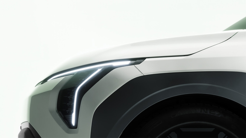 Серийный кроссовер Kia EV3 показался на тизерах в преддверии скорой премьеры