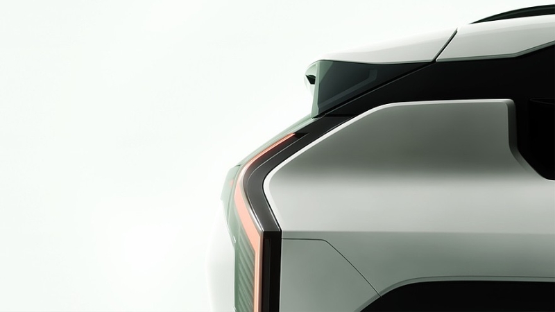 Серийный кроссовер Kia EV3 показался на тизерах в преддверии скорой премьеры