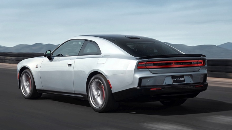 Электрический Dodge Charger Daytona выходит на рынок, бензиновый ожидается в 2025 году