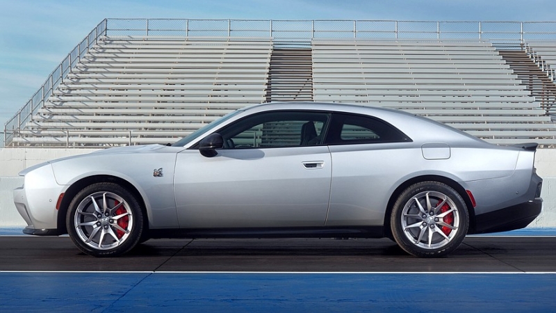 Электрический Dodge Charger Daytona выходит на рынок, бензиновый ожидается в 2025 году