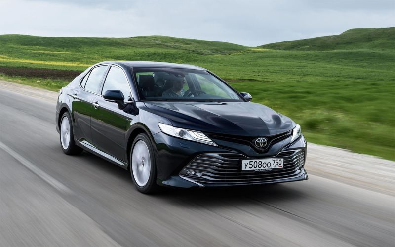 Стоит ли покупать Toyota Camry с пробегом: плюсы, минусы, цены