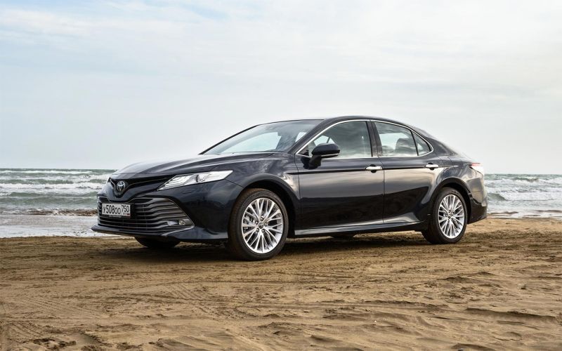 Стоит ли покупать Toyota Camry с пробегом: плюсы, минусы, цены