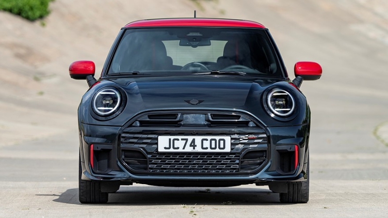 Новый Mini JCW: теперь и бензиновая версия в кузовах хэтчбек и кабриолет