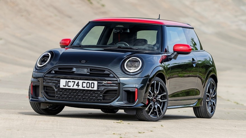 Новый Mini JCW: теперь и бензиновая версия в кузовах хэтчбек и кабриолет