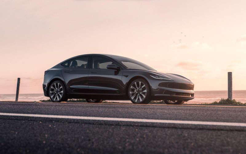 Tesla решила выпускать недорогие автомобили. Бренд потерял в продажах