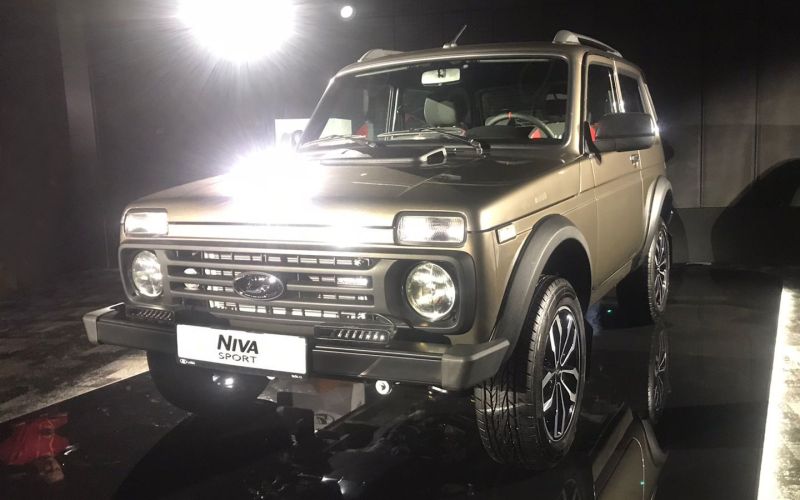 Названы сроки начала продаж Lada Niva Sport. Автомобиль показали живьем