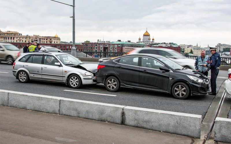 Попал в аварию, но у виновника ДТП нет ОСАГО. Что делать?