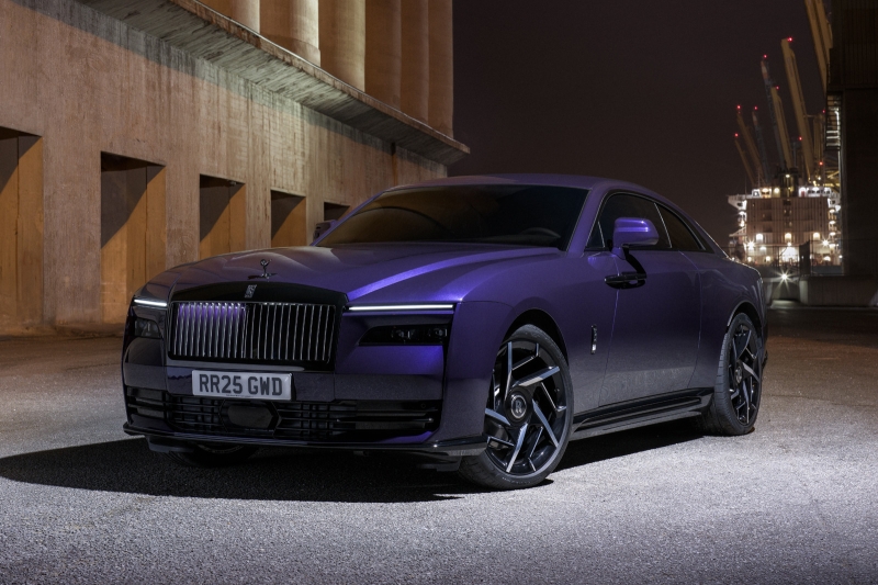 Rolls-Royce рассекретил самую мощную модель марки: представлено купе Black Badge Spectre