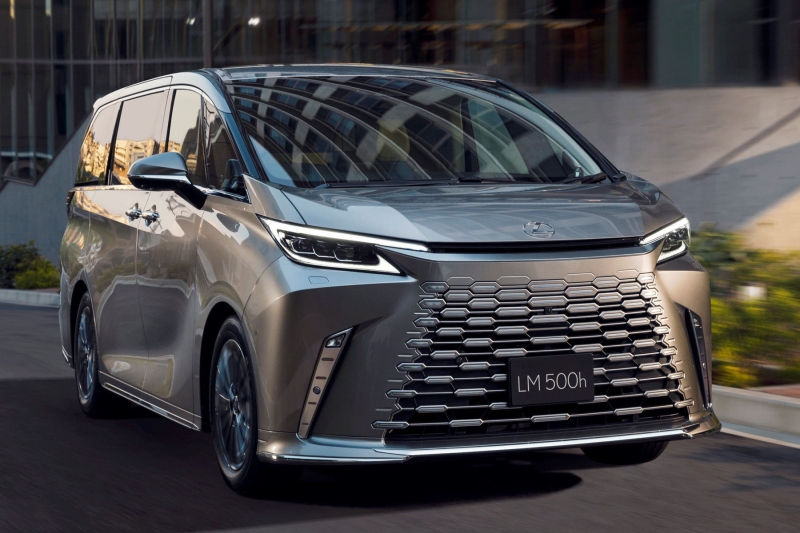 Lexus LM для рынка Японии обновили