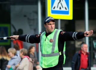 Сигналы регулировщика: фото, значение и как разобраться