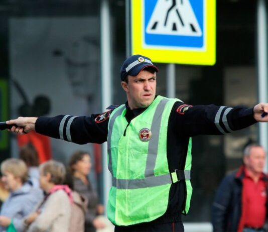 Сигналы регулировщика: фото, значение и как разобраться