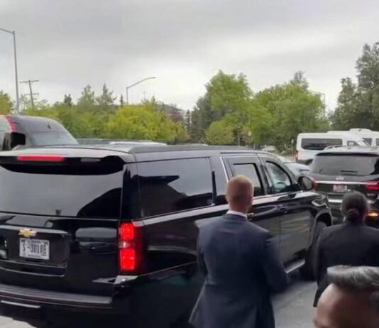 На этих машинах приехала российская делегация на саммит на Аляске. Фото