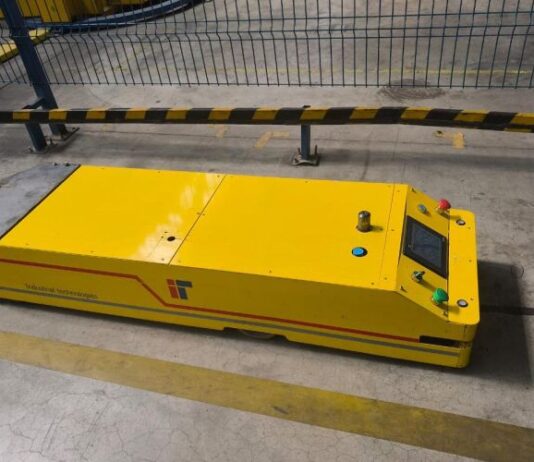 На УАЗе начали работать роботы-доставщики. Посмотрите на них (видео)