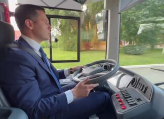 Глава Минпромторга Алиханов проехался в троллейбусе. Мы узнали причины