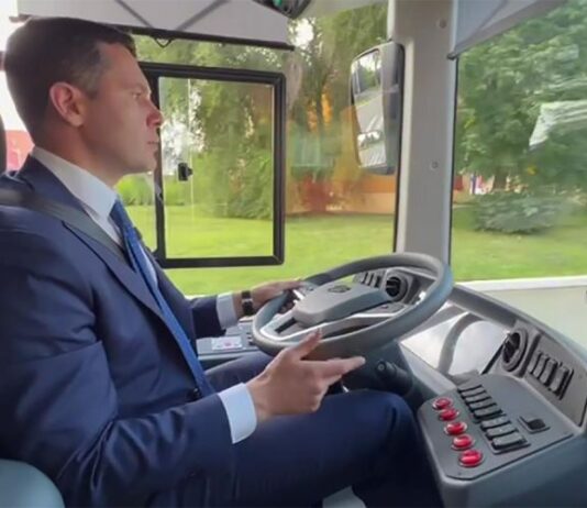 Глава Минпромторга Алиханов проехался в троллейбусе. Мы узнали причины