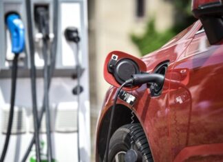 Вот почему в России не покупают электромобили. Мы все узнали