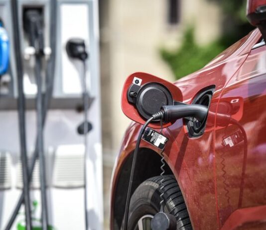 Вот почему в России не покупают электромобили. Мы все узнали