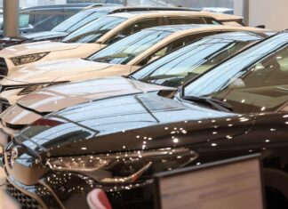 Российский автодилер нанял на работу робота. Что он делает