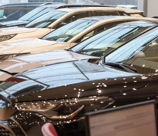 Российский автодилер нанял на работу робота. Что он делает