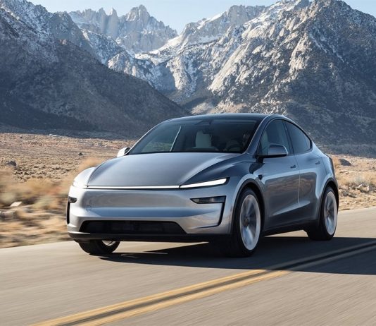 Голосовой ассистент в Tesla Model Y теперь работает на ИИ от DeepSeek и ByteDance