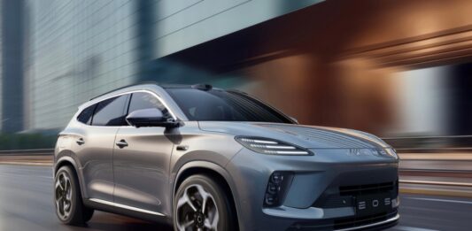 Кроссовер Exeed Sterra E05 на базе Exeed TXL показал свой интерьер: три экрана вместо табло