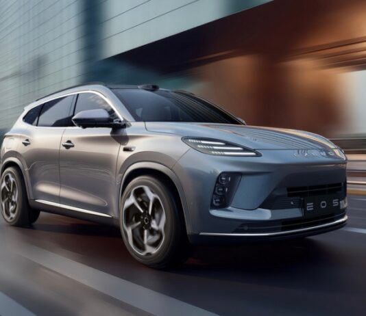 Кроссовер Exeed Sterra E05 на базе Exeed TXL показал свой интерьер: три экрана вместо табло