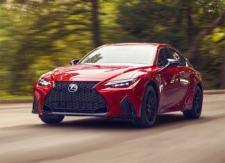 Lexus прощается с моделями IS, RC и UX 300e
