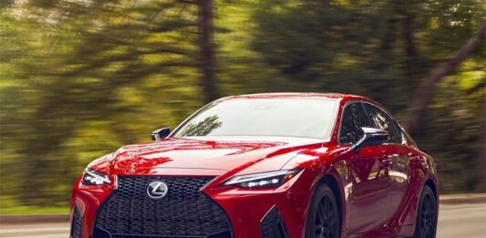 Lexus прощается с моделями IS, RC и UX 300e