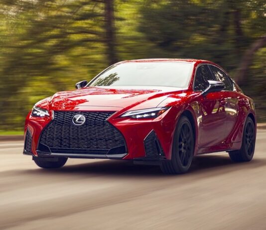 Lexus прощается с моделями IS, RC и UX 300e