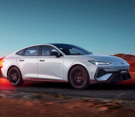 Новый Changan Uni-V выходит на рынок: перекроенный салон и более мощные моторы