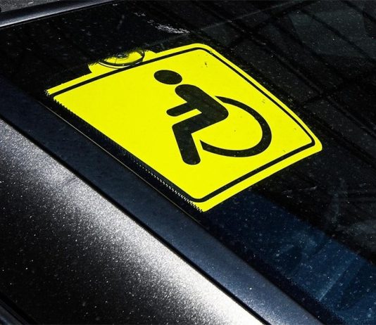 В Госдуме предлагают ужесточить наказание за незаконную установку знака «Инвалид» на автомобили