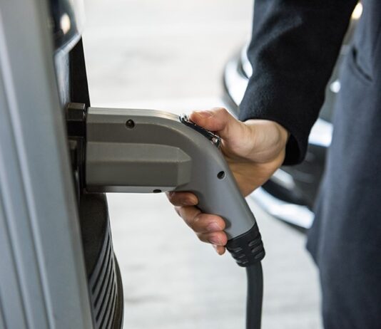 В России создадут зарядную станцию для электромобилей мощностью 320 кВт