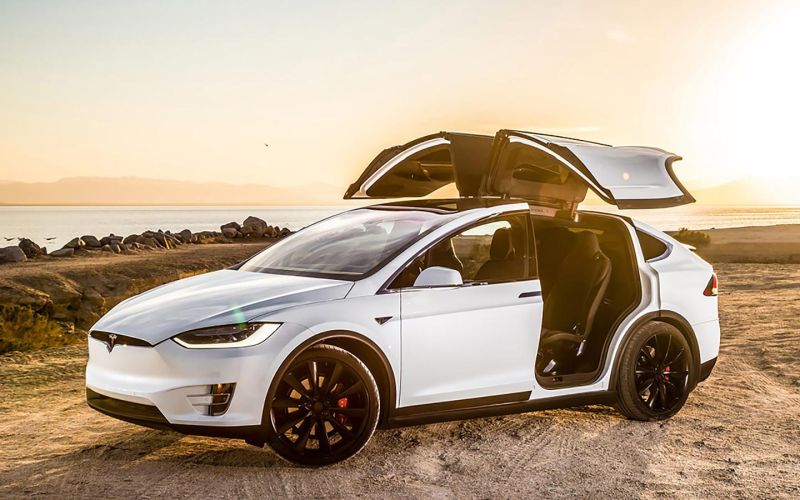 Tesla отзовет более 9 тыс. кроссоверов Model X из-за проблем с обшивкой