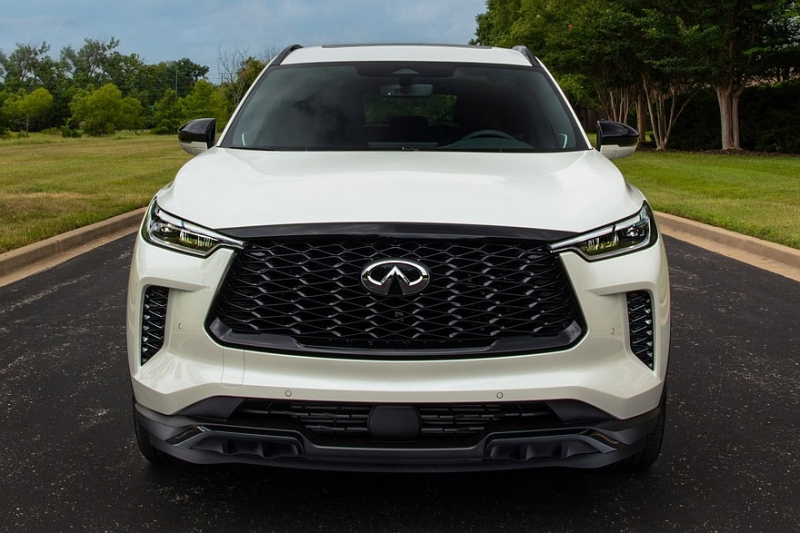 Infiniti QX60 шагнул в новый модельный год: минус V6, плюс «черный» пакет