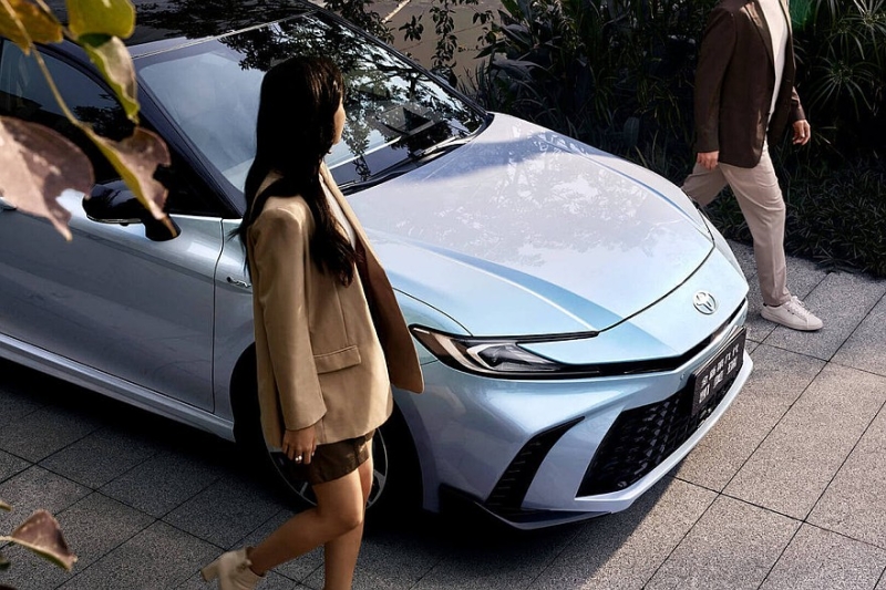 Новая Toyota Camry: множество версий, дешевле прежнего седана