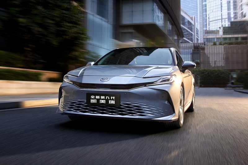 Новая Toyota Camry: множество версий, дешевле прежнего седана