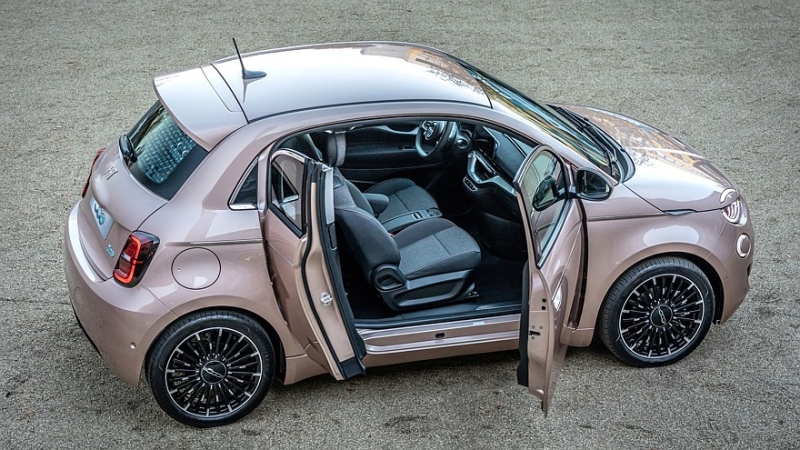 Новый Fiat 500 получит бензиновый двигатель из-за слабого спроса на электромобили