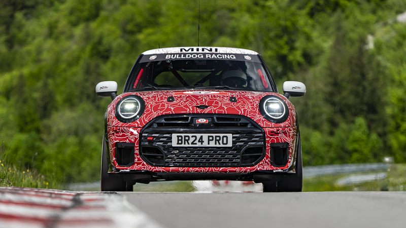 Новый хот-хэтч Mini John Cooper Works с бензиновым мотором готовится к дебюту