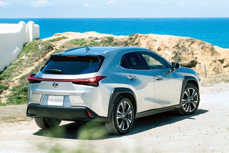 Посвежевший Lexus UX получит более мощную гибридную установку и станет быстрее