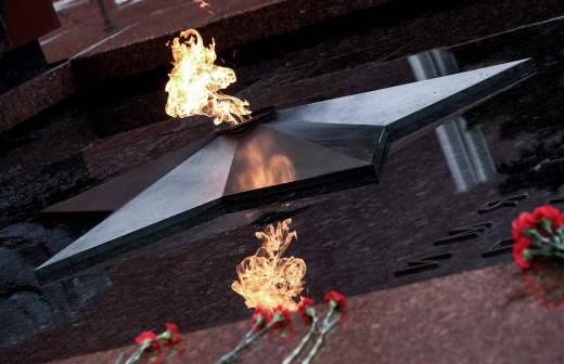 
Школьники-вандалы могут быть депортированы из России за надругательство над Вечным огнем                