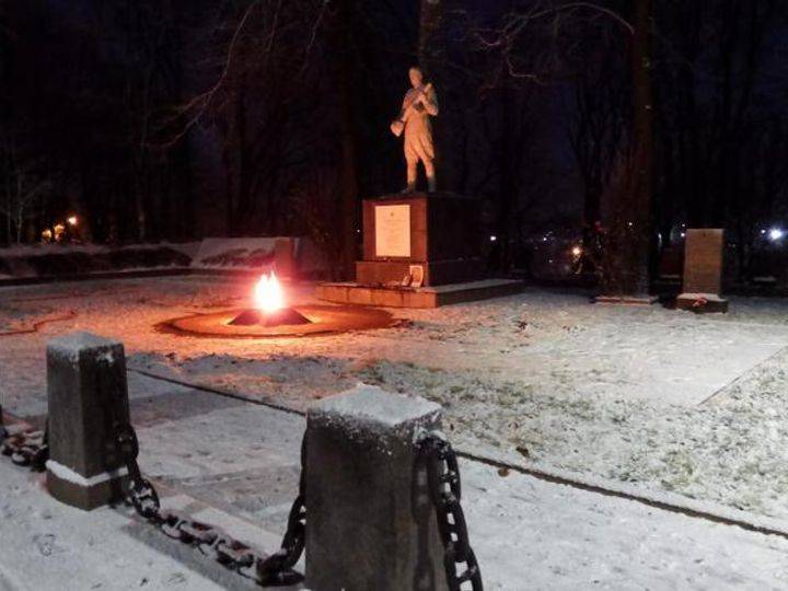 
Школьники-вандалы могут быть депортированы из России за надругательство над Вечным огнем                