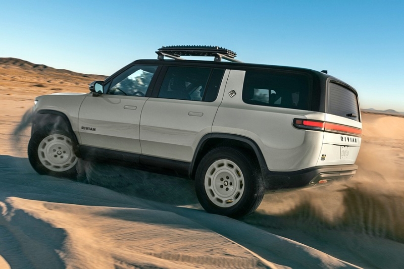 Внедорожник Rivian R1S и пикап Rivian R1T обзавелись спецверсиями для пустыни